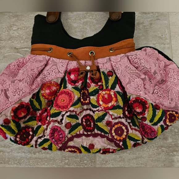 Embroidered Flower and Lace Handbag - Picture 3 of 7